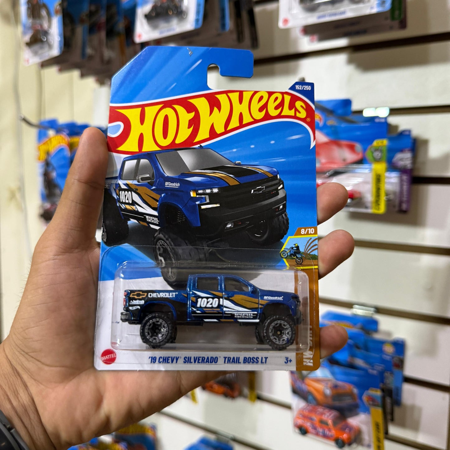 HW Básico 19' Chevy Silverado Trail Boss - Tarjeta Dañada