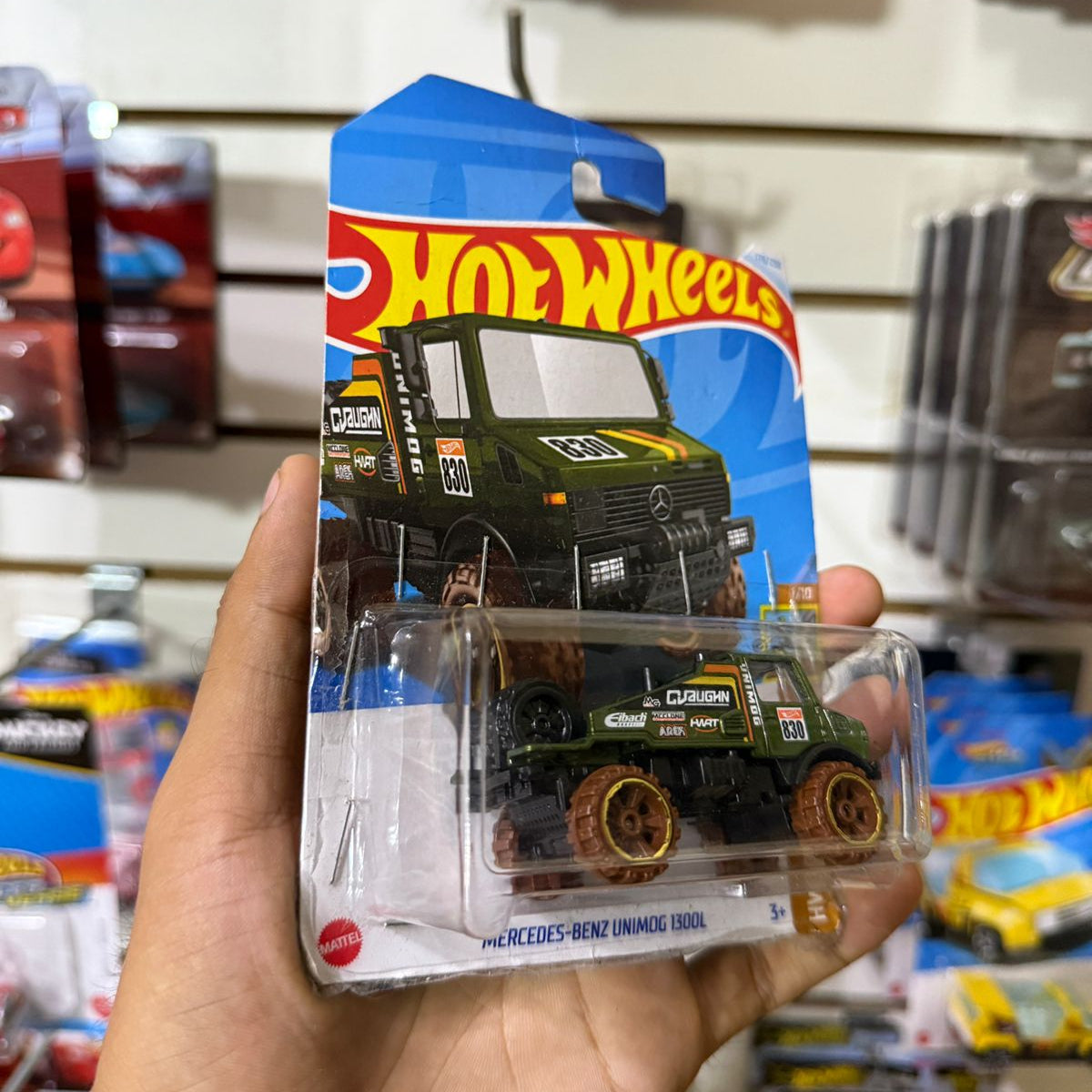 HW Básico Mercedes Benz Unimog 1300l - Tarjeta dañada