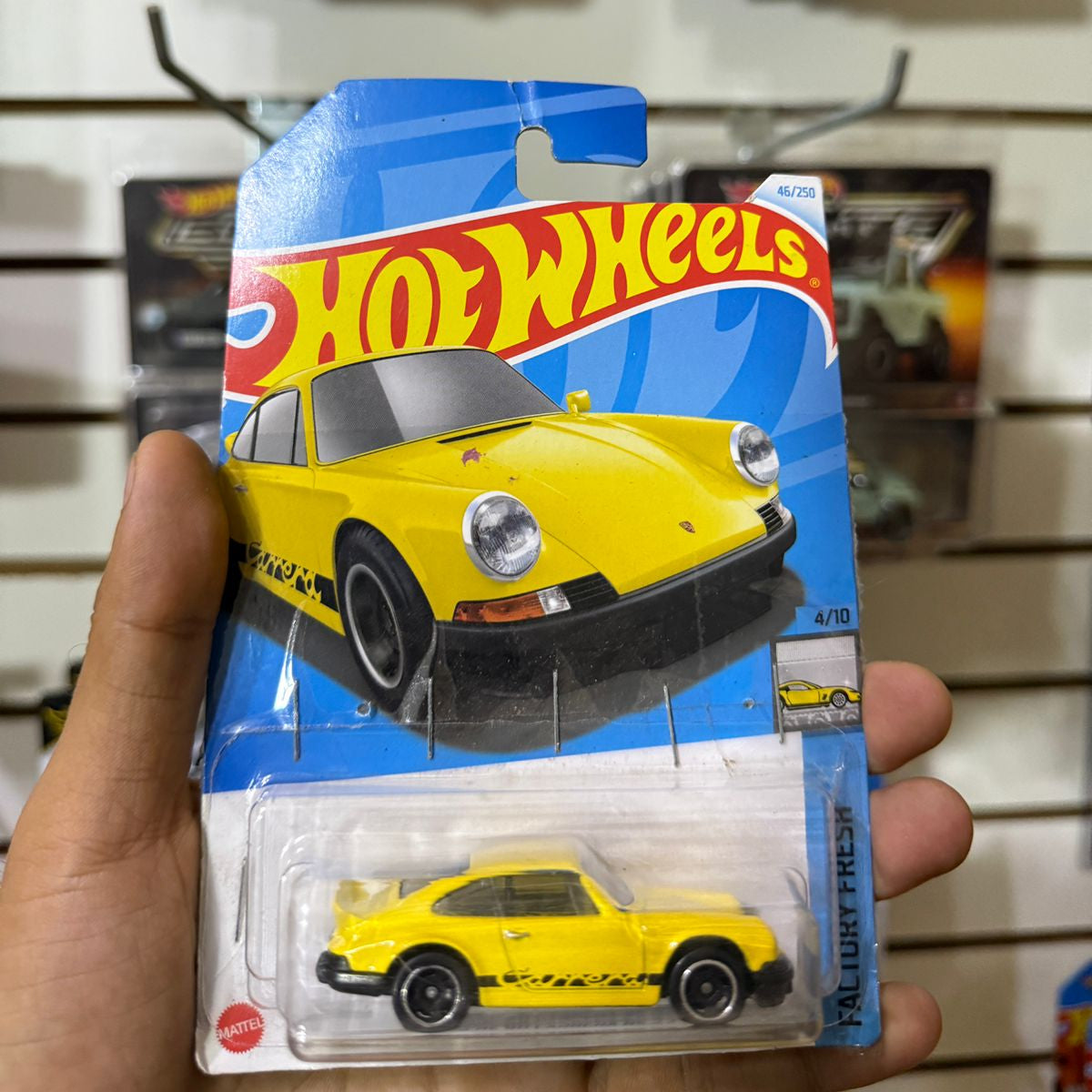 HW Básico Porsche 911 Carrera Rs 2.7 Amarillo - Tarjeta dañada