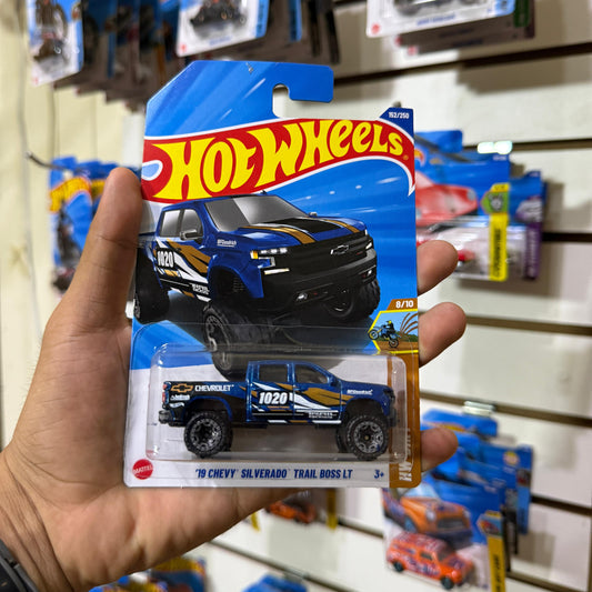 HW Básico 19' Chevy Silverado Trail Boss - Tarjeta Dañada