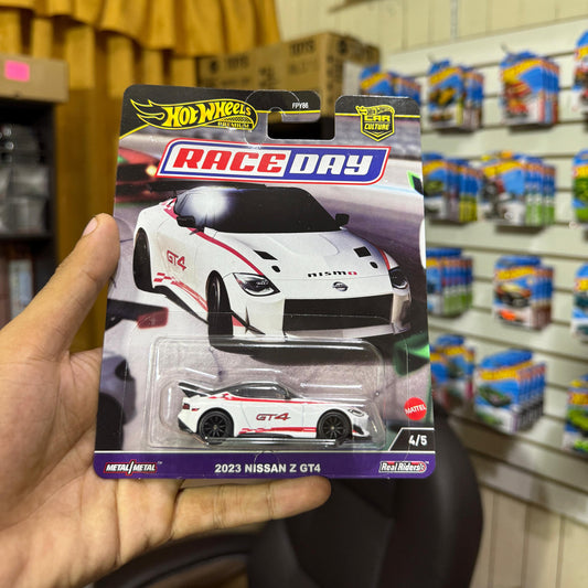 Hot Wheels 2024 Race Day 2023 Nissan Z GT4 con llantas de goma