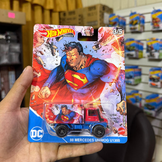 Hot Wheels 2021 Pop Culture Case M DC Comic Superman 88 Mercedes Unimog U1300 con llantas de goma